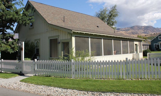 Oroville Cottage | Gorgeous Summer Cottage on Lake Osoyoos