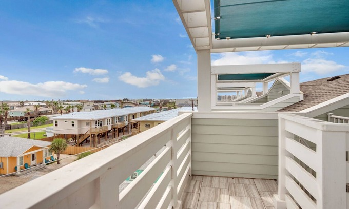 Port Aransas Condo | Gorgeous Townhome, Shared Pool, Walk to Beach!