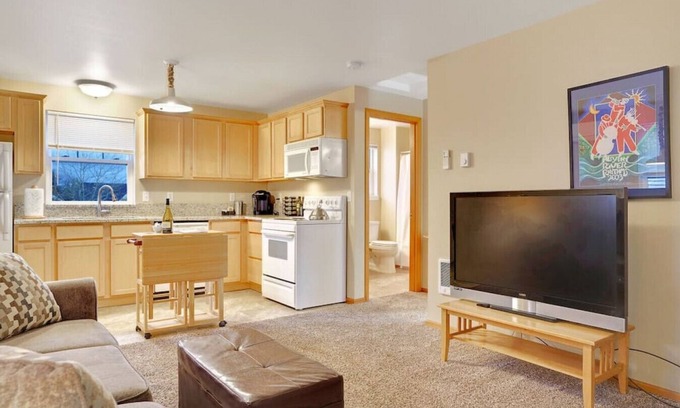 Albany Apartment | Gorgeous Upstairs Apartment close to Hospital