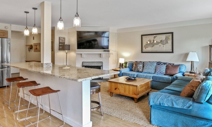 Fontana-on-Geneva Lake Condo | Gorgeous Main Floor Condo w/Pool Fontana near Geneva Lake