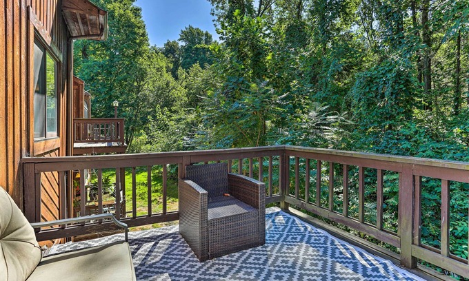 Vernon Condo | Gorgeous Vernon Township Condo w/Balcony!