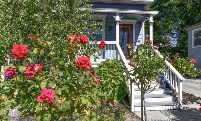 Napa House | Gorgeous Victorian-Downtown Napa! THE CARRIAGE HOUSE, 2br, 2ba, walkable.
