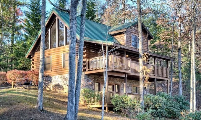 Black Bear Falls Cabin | Gorgeous Views - 2mls to Downtown, Game Room, Hot Tub, Pet Friendly!n