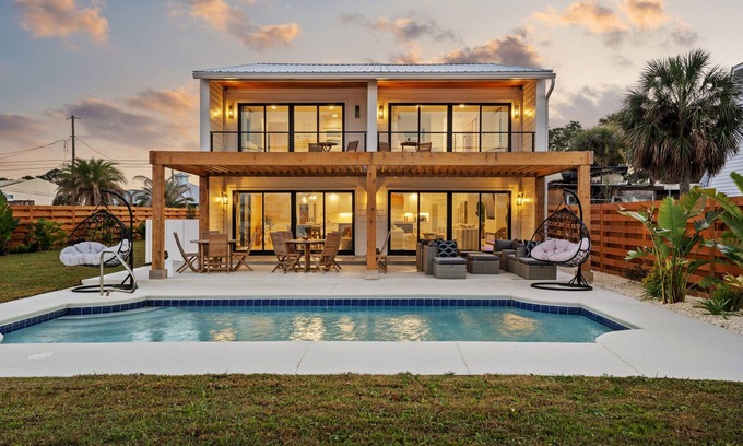 Thomas Drive House | Gorgeous Waterfront Luxury Beach House Sleeps 16, Bay front with kayaks & pool!