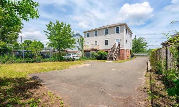 New Haven House | Gorgeous Waterfront 3 Bedroom, 1.5 Bathroom Unit.