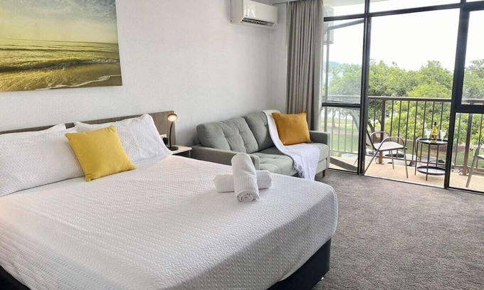 North Ward Apartment | Gorgeous Waterfront Views - 212 Aquarius
