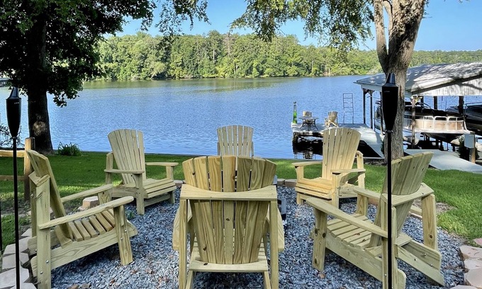Eatonton House | Gorgeous Waterfront Log Home On Lake Sinclair