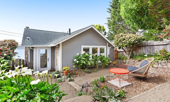 Old Town House | Gorgeously styled bungalow overlooking Bodega Harbor, Sauna, walk to town, Dogs