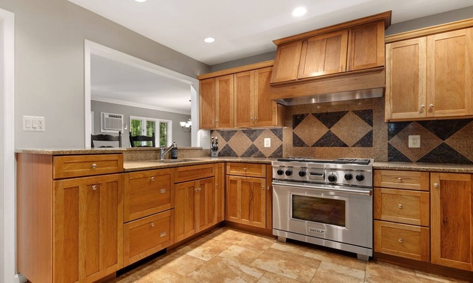 Mayo House | Gourmet Kitchen + Family & Pet Friendly Residence!