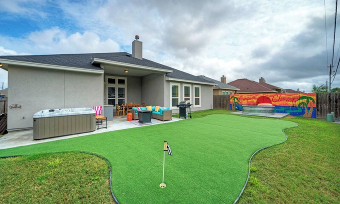 South Side House | Graford by AvantStay | Hot Tub, Firepit, Mini Putt