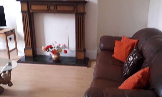 Trafford House | Grand 4-Bed Quasi semi House in Manchester