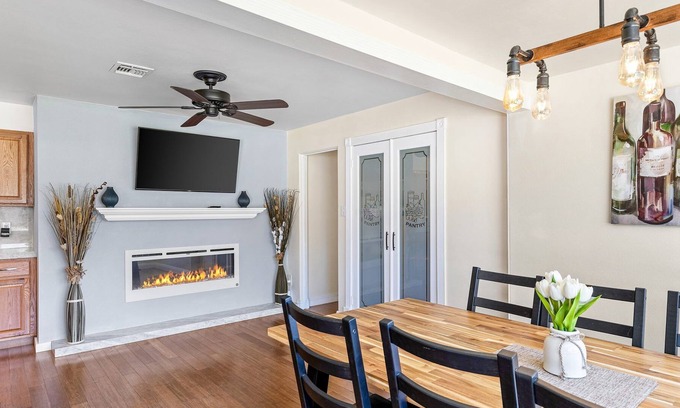Rancho Oakey House | Grand 5 Bedroom Home with Pool 2 miles from Strip