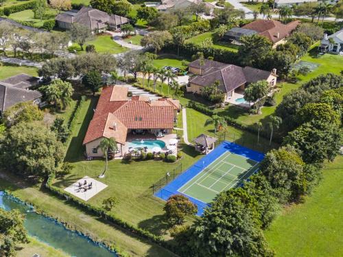 Plantation Villa | Grand 6BR Plantation Estate w Tennis POOL