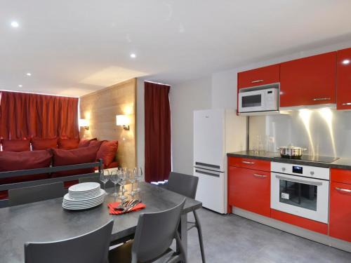 Macot-la-Plagne Apartment | Grand appartement rénové - 11 pers - Centre station - Balcon - FR-1-181-2379