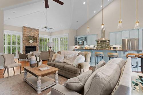 Hampstead House | Grand Home on 10 Acres in Surf City w/Private Pond!
