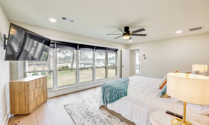 Lake Hamilton Cottage | Grand Lakefront Home in Hot Springs w/Boat Dock!