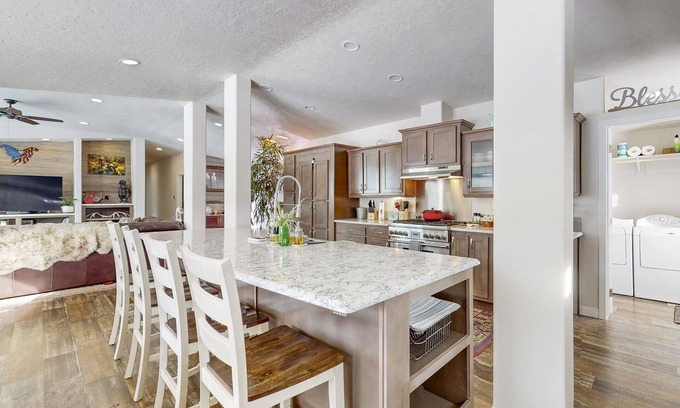 Donnelly House | Grand Manor - Near Tamarack and Lake Cascade - AC - Pet friendly - fenced yard - trailer parking