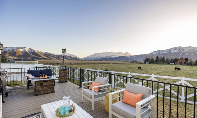 Heber House | Grand Mountain Retreat- 25 min to Ski Slopes- Sleeps 28- Views, Pickleball court