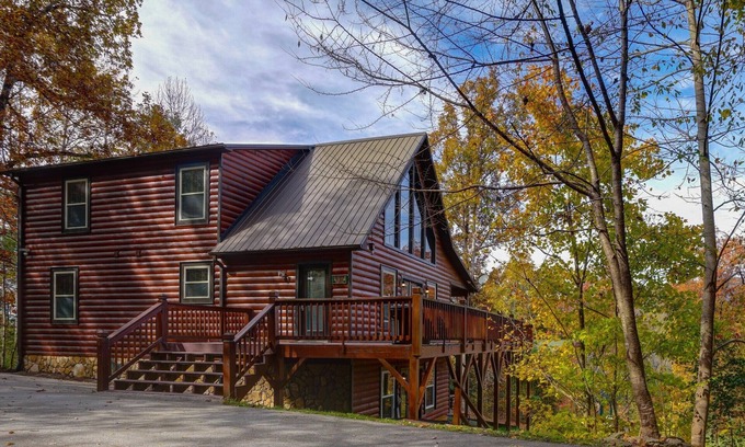 Cherokee Cabin | Grand Mountain Views Cabin - Hot Tub, Fire Pit, Casino!