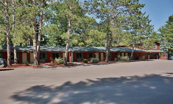 Hayward House | Grand Pines Motel Rooms