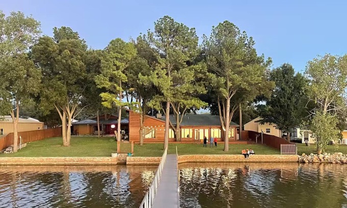 Graford House | Grand Slam Getaway @ PK 6.8 Miles to Rocker B!