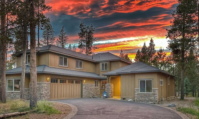 Sunriver House | Grand, Spacious, 5 On Suites, Chef's Kitchen, Bikes, Hot Tub, NO Resort Fees