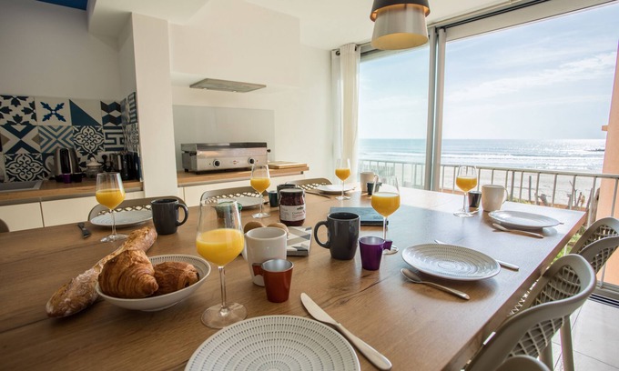 Carnon-Plage Apartment | Grand standing apartment - 1st line - Facing the sea 4 - 6 people - beach
