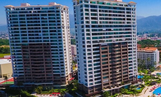 South Hotel Zone Condo | Grand Venetian Luxury Oceanfront Condo with full amenities.