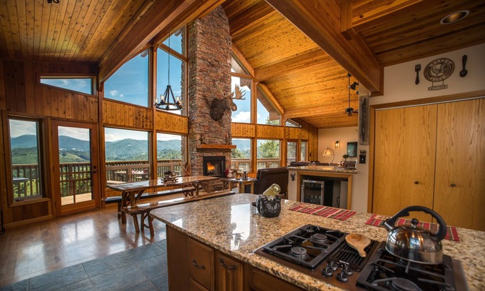 Sugar Grove Cabin | Grand ⛰ Views, 10 Min to the ♥️ of Boone, Serene, Open Living with Views🌲