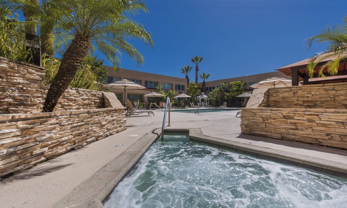 Simi Valley Hotel | Grand Vista Hotel
