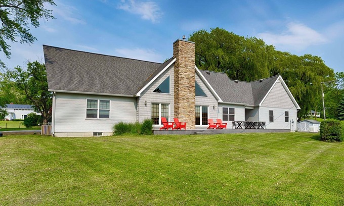 Lodi House | Grande Dame - She is big and beautiful! Perfect for your next lakeside group getaway!