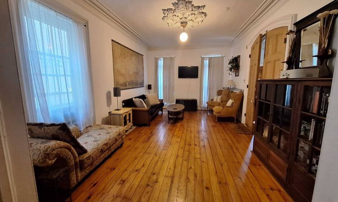 Communipaw Apartment | Grandeur Farmhouse Apt Steps to Train&Park~ Get to NYC in 20 Min!Bring your pet!
