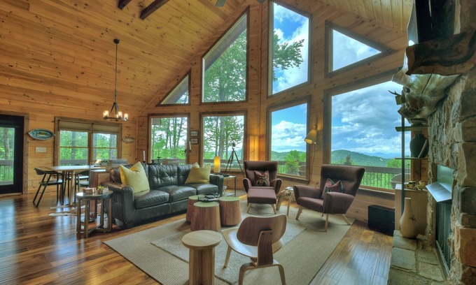 Blue Ridge Cabin | Grandeur View Lodge ASKA Adventure Area, Beautiful 4 bedroom(3 KING BEDS), 3 fireplaces, hot tub!