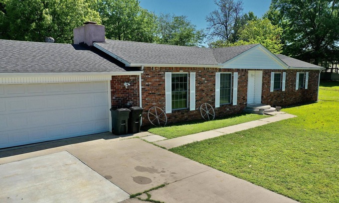 Hoyt House | Grandma's Place - Perfect for get togethers, backyard grilling, & close to water