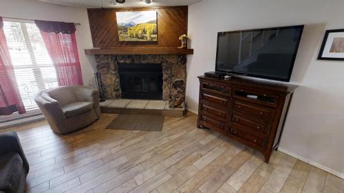 Red River House | Grandview 4 Hummingbird Hangout - WiFi - Cable - Washer - Dryer - Fireplace - One Block From Main Street