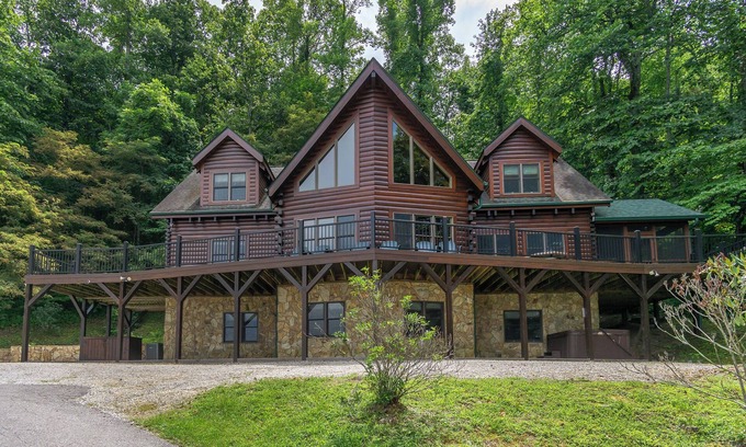 Old Fort Cabin | Grandview Lodge | Large 4 Bedroom Mountain Cabin with Hot Tub & Views!
