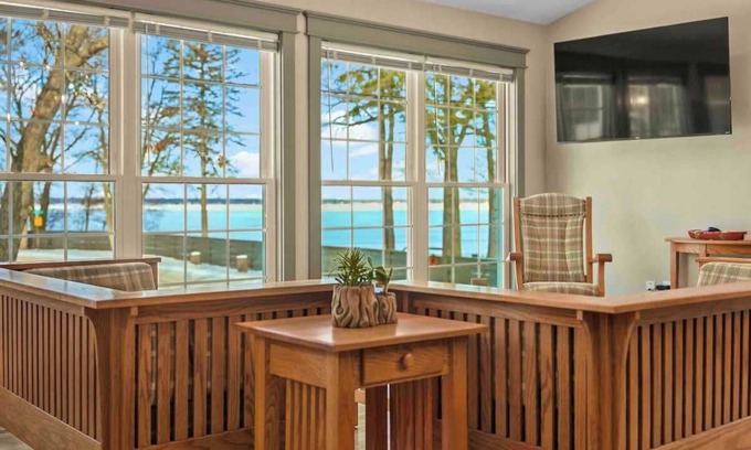 Prudenville House | Grandview on East Bay