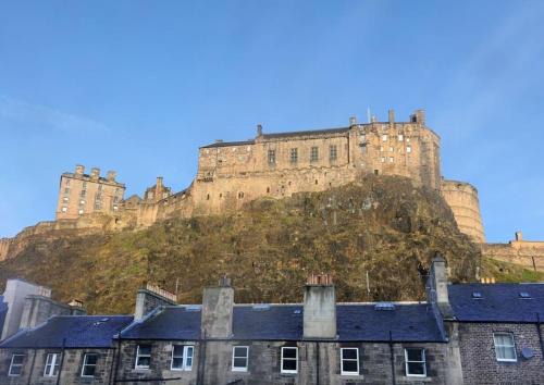Old Town Apartment | Grassmarket Apartment with Amazing Castle View