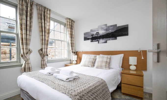 Old Town Apartment | Grassmarket (Old Town) Apartment with Castle views 🏰 & private parking space 🚗