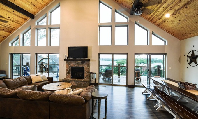 Lampe Cabin | “Gray Wolf Lodge” - Luxury, Wheelchair Friendly Lakeview Home pickleball court