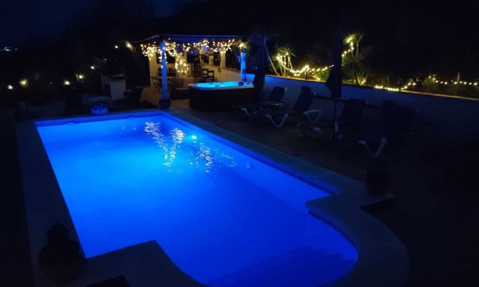 Comares Apartment | Great 1 Bedroom Studio with wonderful views, Swimming Pool and Jacuzzi