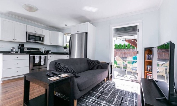 Langford House | Great 1-bedroom Suite Near Downtown Langford