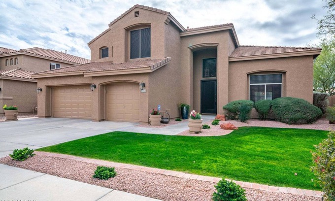 Desert Ridge House | GREAT 4-Bedroom HOME with POOL - PRIME location in Desert Ridge - PET Friendly