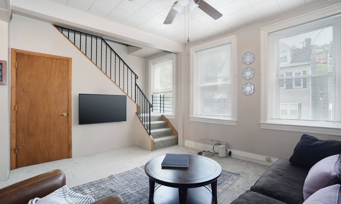 Pittsburgh Apartment | Great Apartment w/Views. Close to Hospitals and Attractions!