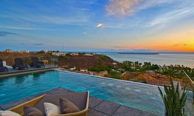 La Paz House | Great Bay Views, Infinity Pool, BBQ, Walk to Beach
