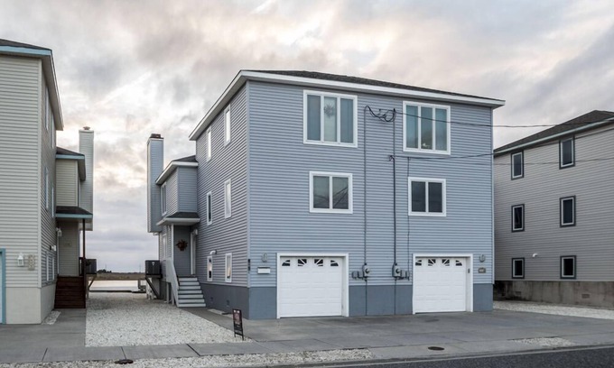 Avalon House | Great "Bayfront" townhouse located over the 21st Street bridge with great bayviews