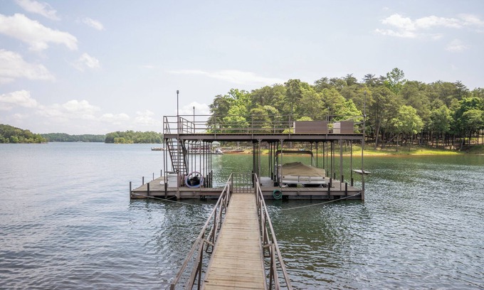 Reed Creek House | GREAT CLEMSON AND UGA GAME DAY RENTAL!nBeauty of Lake Hartwell at Skipping Rocks