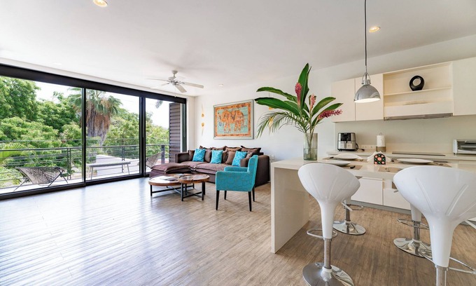 R Condo | Great condo - close to everything