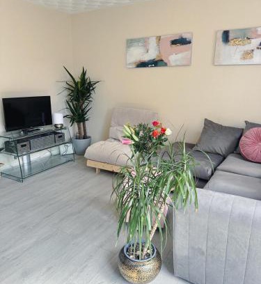 Bedford Apartment | Great Contractor House with Private Garden Allocated Parking Close to Bedford River Embankment