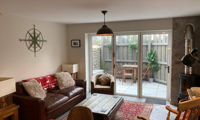 Cowbridge Apartment | Great country-style house with a courtyard